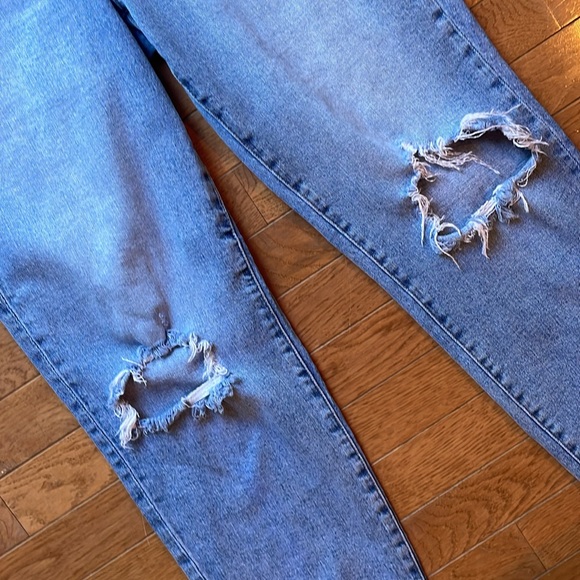 Old Navy Hi Rise Straight Distressed Jeans - medium wash - Size 10 - Picture 4 of 5